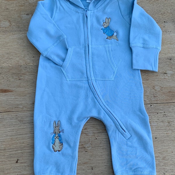 Baby and toddler All-in-one - Onsie - Hooded body suit -with embroidered Peter Rabbit on chest and leg. 4 colours - 5 sizes