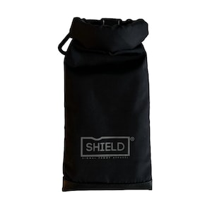 Puede incluir: Bolsa de cordón negra con fondo de cuero negro y un logotipo blanco que dice "SHIELD SIGNAL PROOF APPAREL"