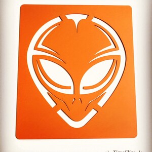 Alien head wall hanger