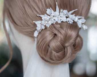 Floral Bridal Hair Comb, White Flower Comb with Pearls, Ethereal Wedding Hair Accessory, Romantic Bridal Headpiece