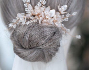 Ethereal Floral Bridal Hair Comb – Ivory Petal Wedding Hairpiece with Crystal Details – Gold Wire Romantic Bride Accessory