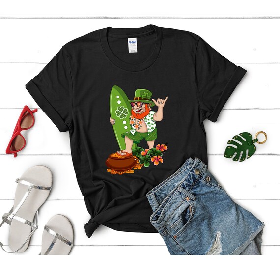 St Patricks Day Green Leprechaun Shirt, Mens Hawaiian Irish Leprechaun Surfer Gift,  Funny Saint Patricks leprechaun Shaka Sign Boys Tee