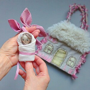 CustomTalismanDoll Montessori-Puppenset, weiche Babypuppe mit Flügeln, Haustasche, Rollenspiel für Mädchen, Kleinkinder, Reisespielzeug, handgefertigt, sensorisches Geschenk