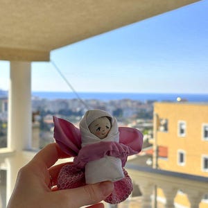 CustomKeepsakeDoll Erstes Geschenk für Mädchen Schmetterlings-Taschenpuppe Babypuppe Scrunchy Miniaturpuppe passend für Puppenhaus