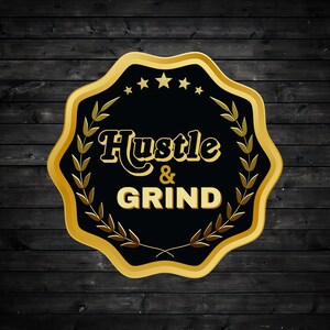 Op de afbeelding: Een gouden en zwarte motiverende badge met een laurierkransontwerp en de tekst "Hustle & GRIND".