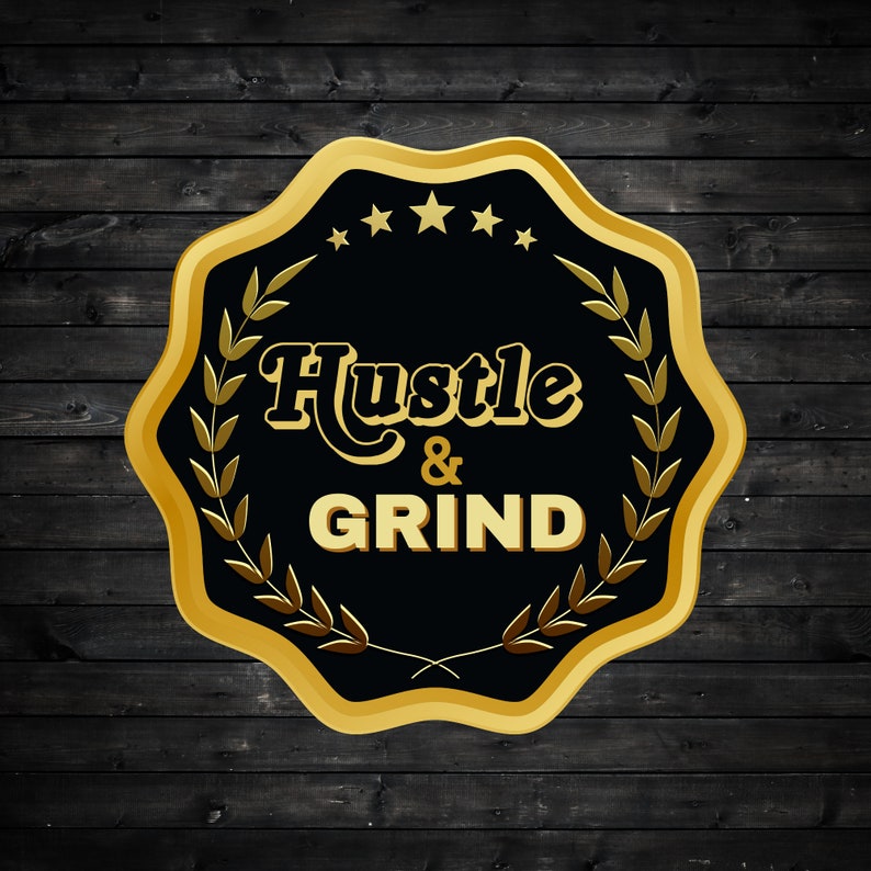 Op de afbeelding: Een gouden en zwarte motiverende badge met een laurierkransontwerp en de tekst "Hustle & GRIND".