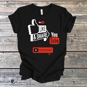 以下が含まれることがあります： 白い親指を立てたアイコンと「You Tube Like & Share You Tube Subscribe」というテキストが書かれた黒いTシャツ。
