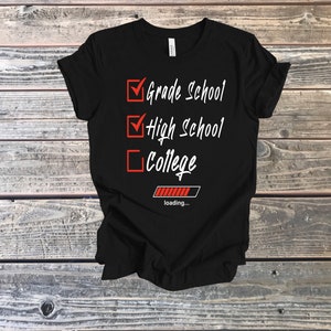 Camisetas universitarias, nuevo estudiante universitario, regalo de regreso a la universidad, diploma de graduación de secundaria, ropa universitaria para estudiantes de primer año y último año.