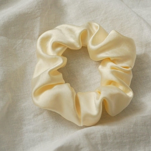 Scrunchie - Satin cream