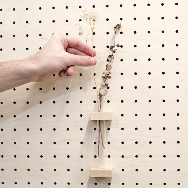 Flowerpot for Pegboard: Flowerpot in the shape of a laboratory test tube and fastening system with adapted wooden base Active