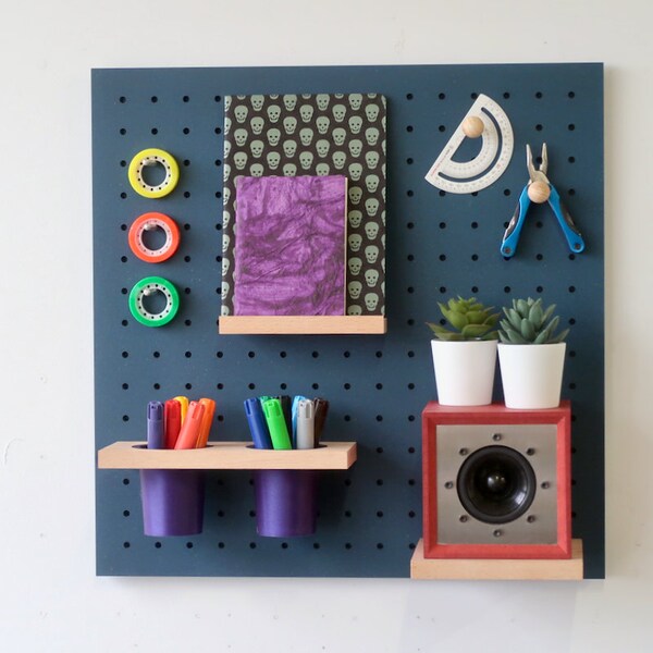 Pegboard panneau perforé 48x48 cm - Etagère Murale Modulaire  - Rangement pour chambre et bureau -Valchromat bleu