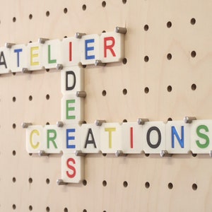 Letras impresas en 3D para tablero perforado