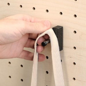 Crochet solide en plastique et acier pour pegboard Accessoire pour panneau perforé image 3