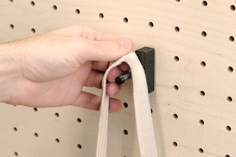 Crochet solide en plastique et acier pour pegboard Accessoire pour panneau perforé image 3