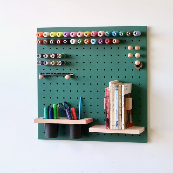 Pegboard panneau perforé 48x48 cm : Etagère Murale Modulaire - Rangement décoratif couture, cuisine, chambre - Valchromat vert