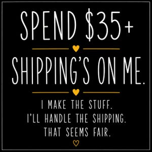 K&ouml;nnte beinhalten: Eine schwarze quadratische Grafik mit wei&szlig;em Text, der lautet: SPEND $35+ SHIPPING'S ON ME. I MAKE THE STUFF. I'LL HANDLE THE SHIPPING. THAT SEEMS FAIR. Der Text ist durch drei kleine gelbe Herzsymbole und d&uuml;nne horizontale gelbe Linien getrennt.