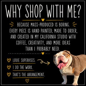 K&ouml;nnte beinhalten: Ein schwarzes grafisches Schild mit wei&szlig;em Text: WHY SHOP WITH ME? BECAUSE MASS-PRODUCED IS BORING. EVERY PIECE IS HAND PAINTED, MADE TO ORDER, AND CREATED IN MY CALIFORNIA STUDIO. LOUIE SUPERVISES. I DO THE WORK. THAT'S THE ARRANGEMENT. Ein braun-wei&szlig;er Bulldogge ist abgebildet.