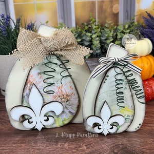 Calabazas de madera rústica: diseño rústico y de flor de lis para la decoración del hogar en otoño