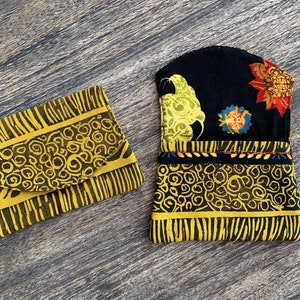 My Back Pocket Wallet, dorado y negro, estampado folk de gallo y flores