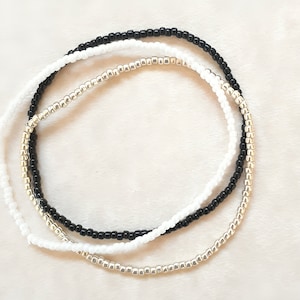 Conjunto de 3 pulseras de cuentas de semillas en blanco y negro, pulsera de cuentas, pulsera elástica, joyería de cuentas, pulseras de cuentas de semillas, pulsera elástica de cuentas de semillas