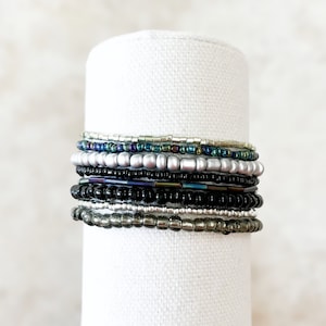 Pulsera de cuentas negras y plateadas, pulsera de cuentas, pulsera elástica, joyería de cuentas, pulseras de cuentas, pulsera elástica de cuentas