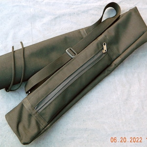 Carrying and storage bag for aikido weapons (bokken, jo and tanto) made of waterproof fabric.