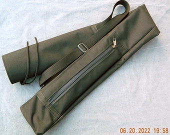 Carrying and storage bag for aikido weapons (bokken, jo and tanto) made of waterproof fabric.