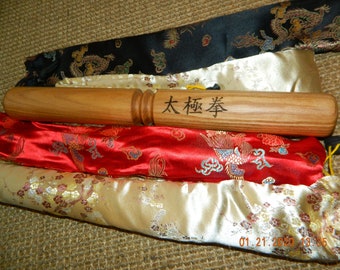 Geschenkoption-Tai Chi Ban: Stab (Taiji Stick) oder Anleitung (Lineal Taiji). Verziert mit Hieroglyphen (Taichi Inschrift) und einem Aufbewahrungsbeutel aus Satin.