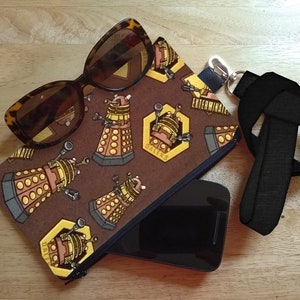 Cartera para teléfono Golden Dalek, estuche para gafas con cordón negro para el cuello, hecha a mano por encargo por Doctor Who