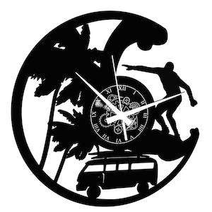 Può includere: Orologio in vinile nero e bianco con un surfista che cavalca un'onda, una palma e un furgone vintage con una tavola da surf sul tetto. Il quadrante dell'orologio ha numeri romani e un design a ingranaggi.