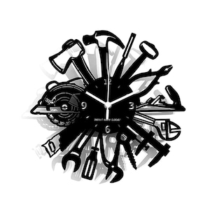 Könnte beinhalten: Schwarz-weiße Uhr mit einem runden Zifferblatt und einem Design aus verschiedenen Werkzeugen, darunter ein Hammer, eine Säge, ein Schraubenschlüssel und ein Schraubendreher. Das Zifferblatt der Uhr hat schwarze Zahlen und Zeiger. Der Text "INSTANT KARMA CLOCKS" ist auf dem Zifferblatt der Uhr gedruckt.