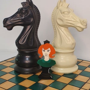 Königin Beth Schach Stück Acryl Brosche - die Königin Gambit inspiriert.