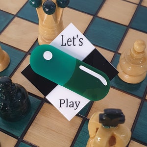 Let es Play Schachbrett Stück, Acryl Brosche - inspiriert von der Königin Gambit.