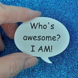 Who’s Awesome Speech Bubble - Broche en acrylique faite à la main