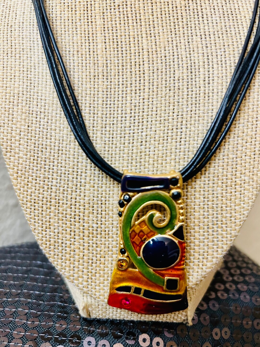 Collier Pendentif Chico's Moderniste émaillé Et Strass - Condition Excellente, Longueur 16 Pouces
