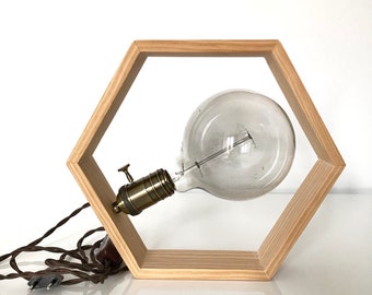 Lampe aus exagonalem Holz