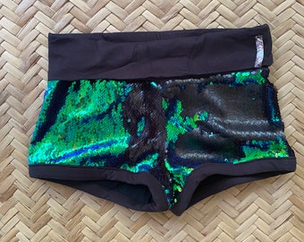 Funkelnde Flip-Pailletten-Yoga-Shorts, Festival-Outfit, glänzende Meerjungfrauen-Booty-Shorts, schillernde grüne und schwarze Rave-Kleidung