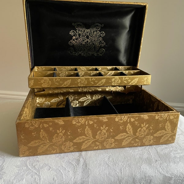 Damask jewelry box