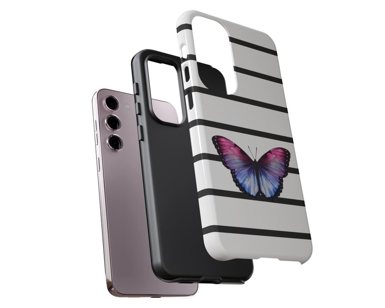 K&ouml;nnte beinhalten: Eine schwarz-wei&szlig; gestreifte Handyh&uuml;lle mit einem lila und blauen Schmetterlingsdesign. Die H&uuml;lle wird mit einem Telefon darin gezeigt.