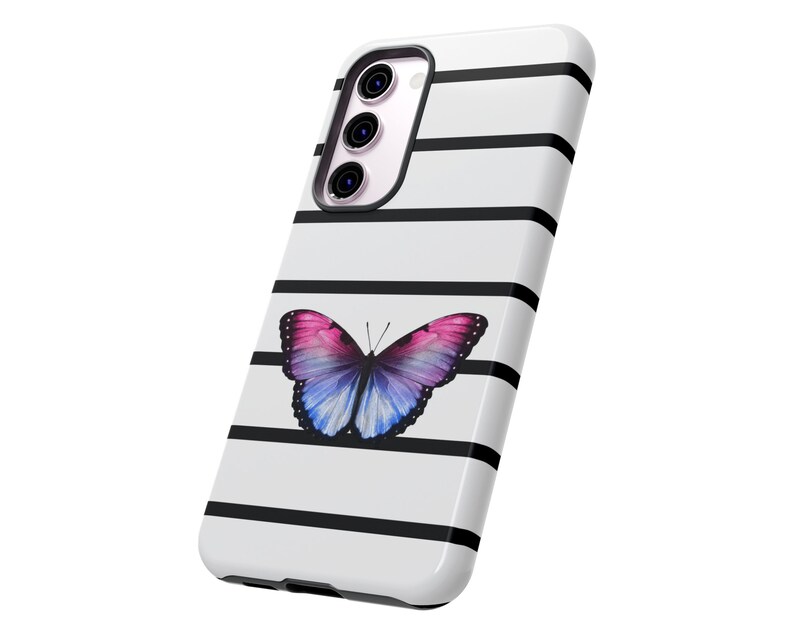 K&ouml;nnte beinhalten: Eine wei&szlig;e Handyh&uuml;lle mit schwarzen Streifen und einem pinkfarbenen und blauen Schmetterlingsdesign.