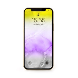 Puede incluir: Un iPhone dorado con un fondo abstracto amarillo y morado. La hora es 15:55 y la fecha es Sonntag, 5. Juni.
