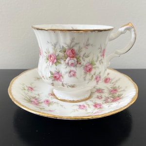PARAGON | Victoriana Rose | Teacup & Saucer | England | Bone China | Pink Roses | c. 1981-1990 | By appointment of her Majesty The Queen