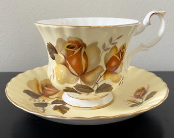 Filiżanka i spodek ROYAL ALBERT | Vintage | Anglia | Porcelana kostna | Żółte róże | Kształt Montrose | Lata 60. i 70. XX wieku