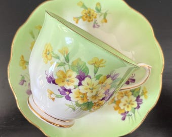 ロイヤルアルバート ティーカップ＆ソーサー | ヴィンテージ | イギリス製 | ボーンチャイナ | 黄色と紫の花柄 | 1950年代