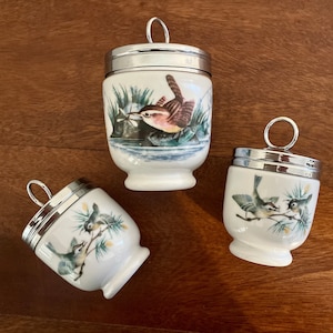 ROYAL WORCESTER | Conjunto de 3 | 1 tamanho King Size e 2 ovos de tamanho padrão | Porcelana | Pássaros | Wren e tentilhões | Inglaterra | c. década de 1970, 1992