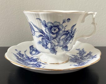 Xícara e pires vintage ROYAL ALBERT | Inglaterra | Porcelana fina | Buquê floral azul | Detalhes em dourado | Década de 1960+
