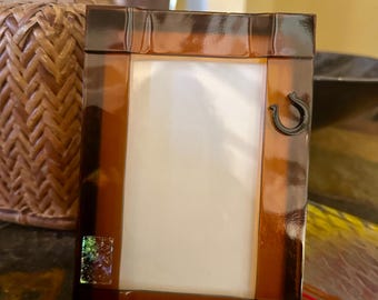 Handgemaakte fotolijst van amberkleurig gefuseerd glas met glazen hoefijzer en dichroïsch accent (4x6)