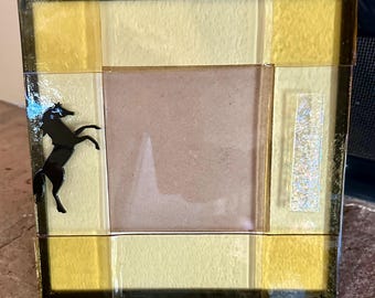 Handgemaakte lijst met een paard van gesmolten glas, paardensportkunst, goudgele ambertinten, 8x8 wanddecoratie