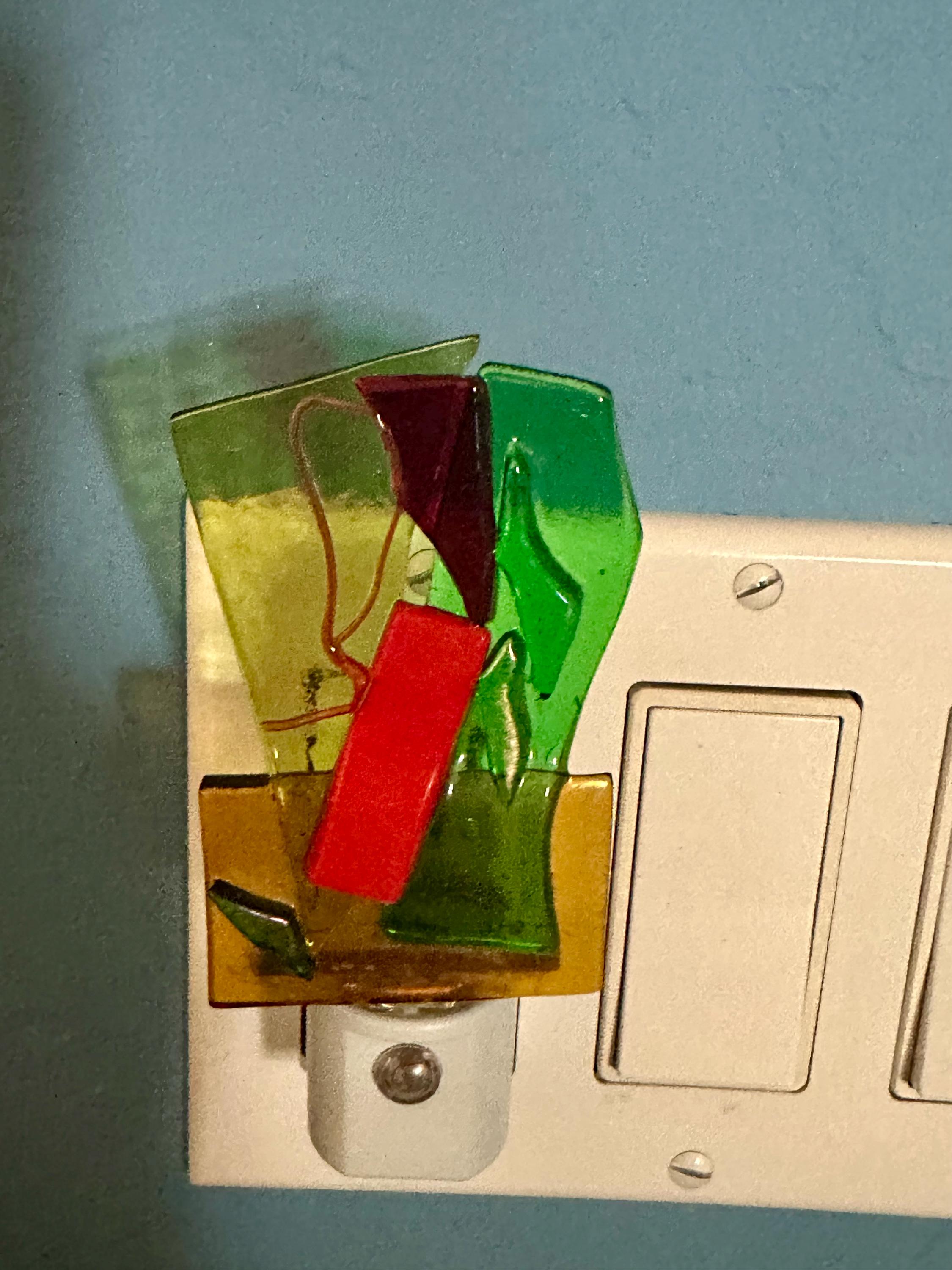 Veilleuse de Noël en verre fusionné - contemporaine unique dans différentes nuances de rouge, vert et verre ambré irisé