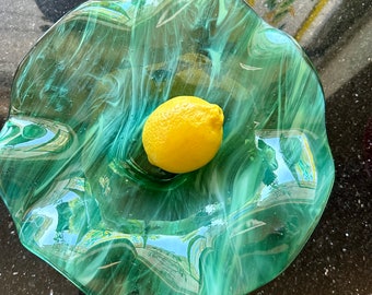 Bol rond en verre fusionné dans un joli verre vert transparent avec des stries claires et blanches - 10 pouces de diamètre sur 3 1/2 pouces de profondeur